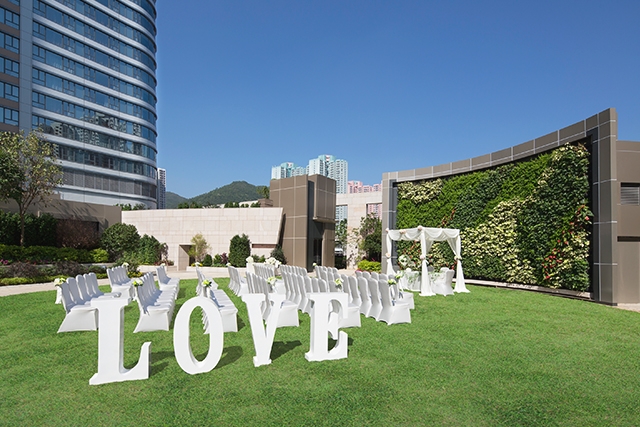 【網上婚展優惠】香港九龍東皇冠假日酒店︰$20,800花園證婚連小型婚宴