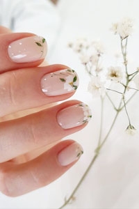 2026新年/情人節美甲款式推薦丨法式貓眼腮紅、日系招財貓/繩結、小愛心/雛菊圖案、手繪美甲藝術丨時尚新娘美甲靈感