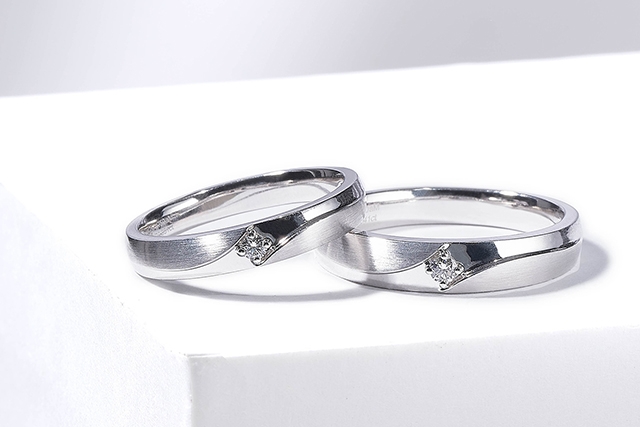 六福珠寶—婚嫁系列「愛意匯聚」18K金鑽石對裝戒指