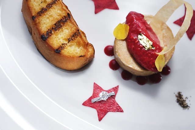 香港周大福購買任何「Celebrate Love」情人節精選首飾，即可獲贈尖沙咀凱悅酒店咖啡廳自助餐優惠券