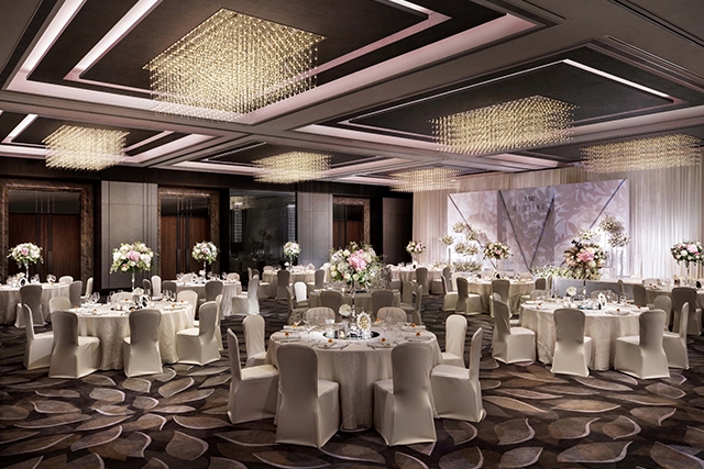 米芝蓮酒店婚禮場地推介｜璀璨典雅宴會廳 戶外池畔證婚