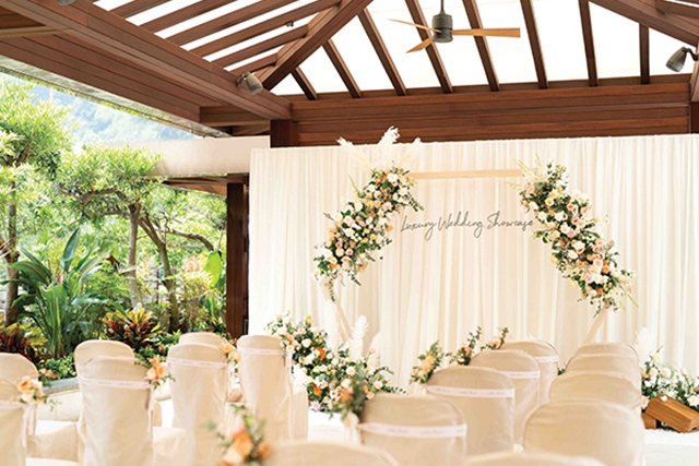 香港JW萬豪酒店亦擁有綠意盎然的戶外池畔酒廊