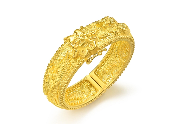 周生生「生生有囍・龍鳳篇」999.9黃金手鐲展示（約0.313兩，HK$11,123），設計立體細緻，融合「囍」字與龍鳳圖騰，適合搭配裙褂造型，展現中式婚嫁的高雅與祝福寓意。