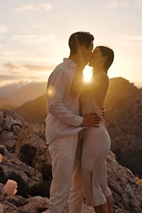 超震撼懸崖求婚照!前港姐黃碧蓮「過大禮」巨型龍鳳鈪、Pre-wedding過百萬鑽飾盡顯高貴氣質