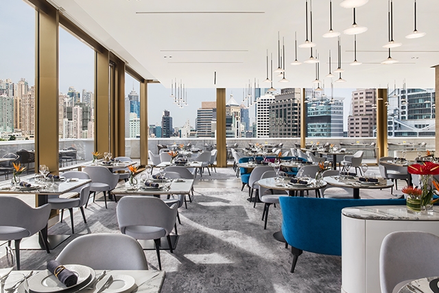 賓客在美利酒店Popinjays天台餐廳參加婚宴派對，飽覽香港壯麗的城市景觀。