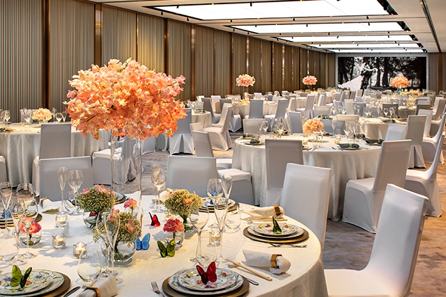 香港美利酒店Niccolo Room宴會廳的內部佈置，提供粵菜與西餐選擇的華麗婚宴場地