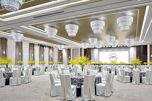 合和大禮堂同時配置巨型高清LED屏幕及寬敞迎賓空間，無論排場或細節都盡顯非凡品味，為新人締造雋永難忘的婚禮。