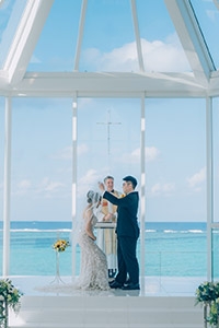 沖繩教堂婚禮極致治癒指南2026-2027｜玻璃海景教堂、沙灘煙火派對｜附流程、費用、統籌