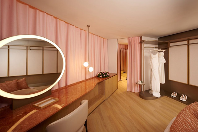 九龍東帝苑酒店場地設有獨立新娘房，房內配備洗手間、電腦卡座