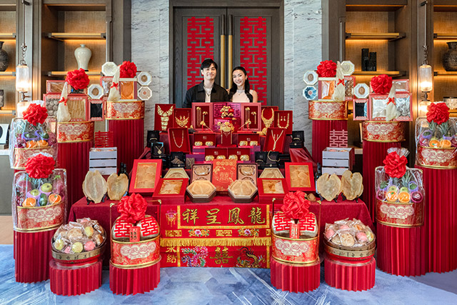 各式聘禮之中，極具分量的金飾成為矚目焦點，包括四對重磅龍鳳鈪、精緻鳳冠、多條足金頸鍊及多款時尚金飾，盡顯非凡氣派。