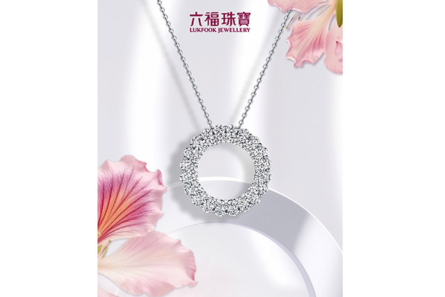 六福珠寶全球代言人成毅同款「一起愛你」18K金鑽石項鏈。同系列另有吊墜及耳環款式