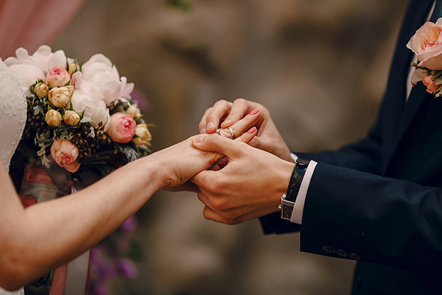 婚戒材質比較｜18K金婚戒：設計感與日常佩戴之選