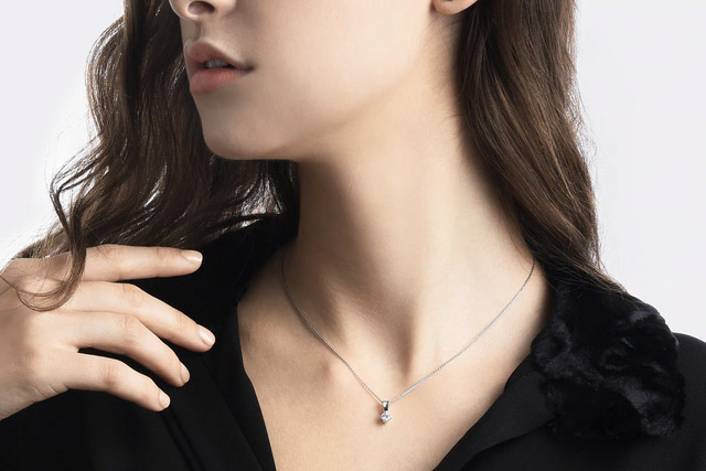 結婚禮物推薦：周生生 Infini Love Diamond「經典」900鉑金鑽石吊墜 HK$11,500 （了解更多）