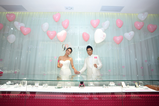 兩大婚戒陣營 強勢進駐鬧市