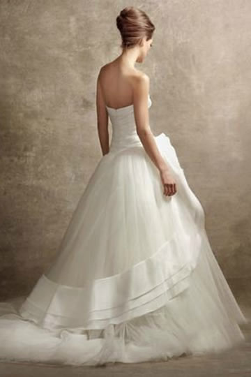 營造蓬蓬裙效果 裙撐少不了