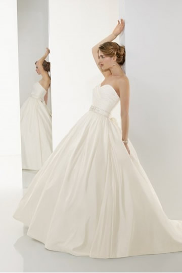 營造蓬蓬裙效果 裙撐少不了