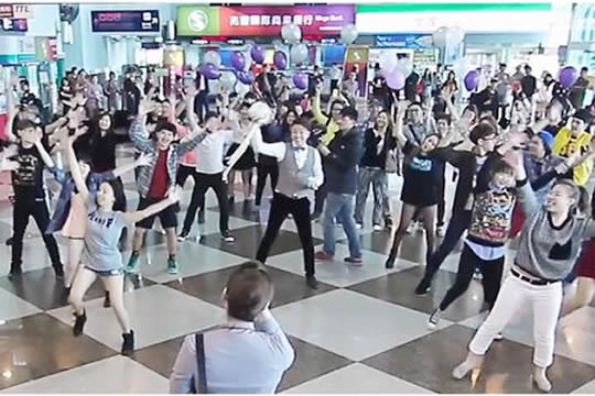 8大求婚新招 悶蛋們偷師吧！