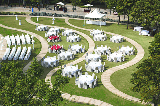 【戶外婚禮場地推介】萬尺草地x池畔證婚 遠離繁囂的陽光婚宴