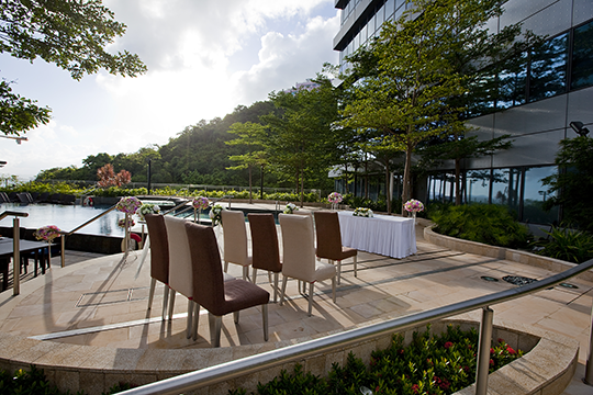 【戶外婚禮場地推介】萬尺草地x池畔證婚 遠離繁囂的陽光婚宴