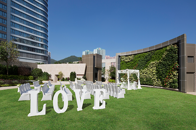 【網上婚展優惠-婚宴】香港九龍東皇冠假日酒店租用證婚花園4千有找！全包宴每席減$1,500兼回贈1%婚宴金額