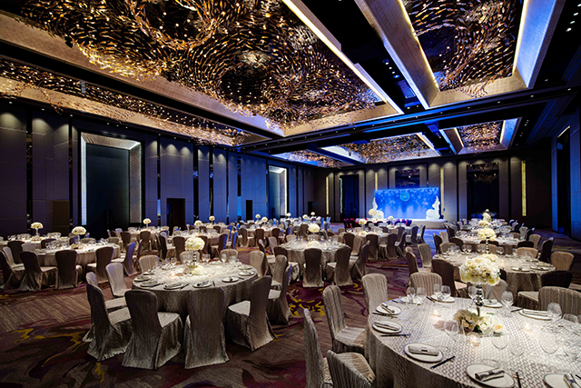 【網上婚展優惠-婚宴】香港九龍東皇冠假日酒店租用證婚花園4千有找！全包宴每席減$1,500兼回贈1%婚宴金額