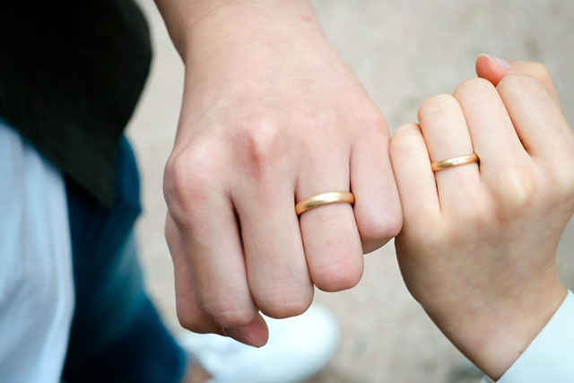 【獨特木紋金工藝！香檳金雙色融合結婚戒指】玫瑰金和白金以外人氣婚戒推薦