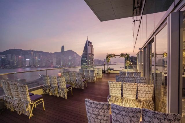 尖沙咀婚宴場地推介2023｜坐擁高層維港海景  極罕800呎公主式新娘房  極致配套為您打造最動人婚禮